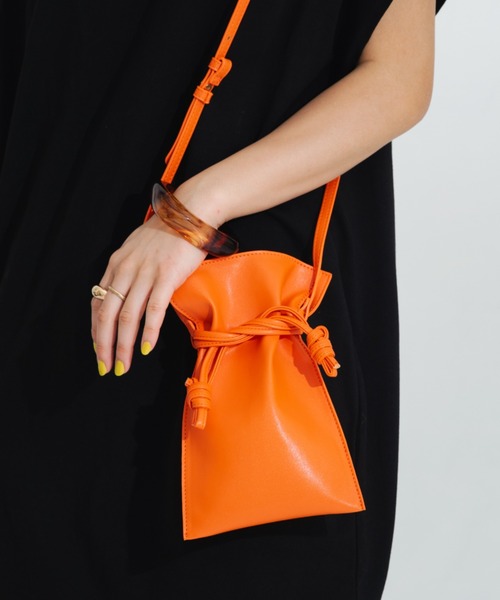 HANNE（アン）の「ミニ巾着フェイクレザーショルダーバッグ（ショルダーバッグ・レディース・ホワイト/ブラック/オレンジ・フリー）」の5枚目の写真
