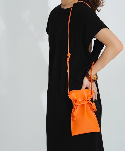 HANNE（アン）の「ミニ巾着フェイクレザーショルダーバッグ（ショルダーバッグ・レディース・ホワイト/ブラック/オレンジ・フリー）」の6枚目の写真