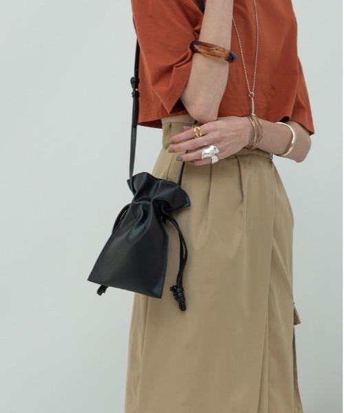 HANNE（アン）の「ミニ巾着フェイクレザーショルダーバッグ（ショルダーバッグ・レディース・ホワイト/ブラック/オレンジ・フリー）」の10枚目の写真