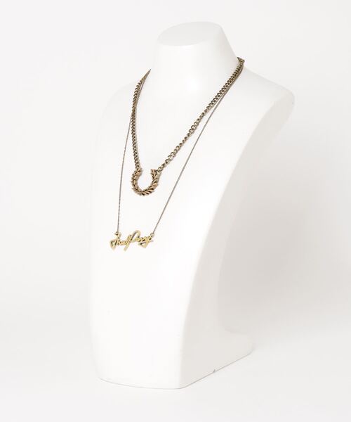 FRED PERRY（フレッドペリー）の「Laurel Wreath And Fred Perry Necklace（ネックレス・レディース・ゴールド・ONE SIZE）」の2枚目の写真