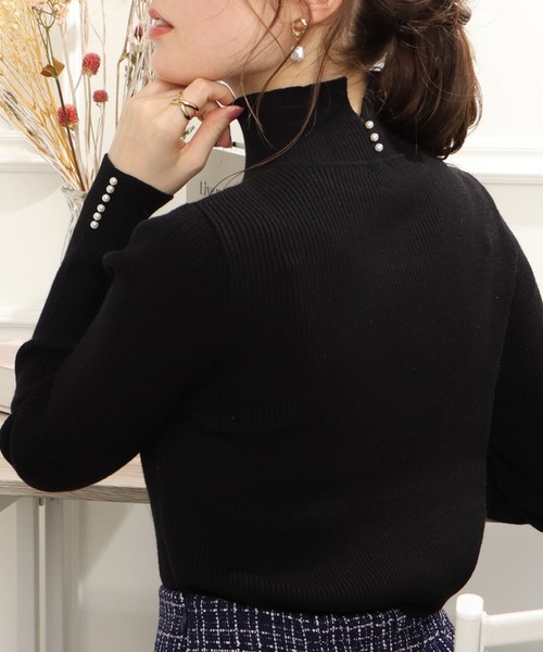 couture brooch（クチュールブローチ）の「◆【吸湿発熱・頼れるニット】パール調ハイネックリブニット（ニット/セーター・レディース・ブラック/サックスブルー/オフホワイト/ライトグレー/オレンジ・36/38/42）」の3枚目の写真