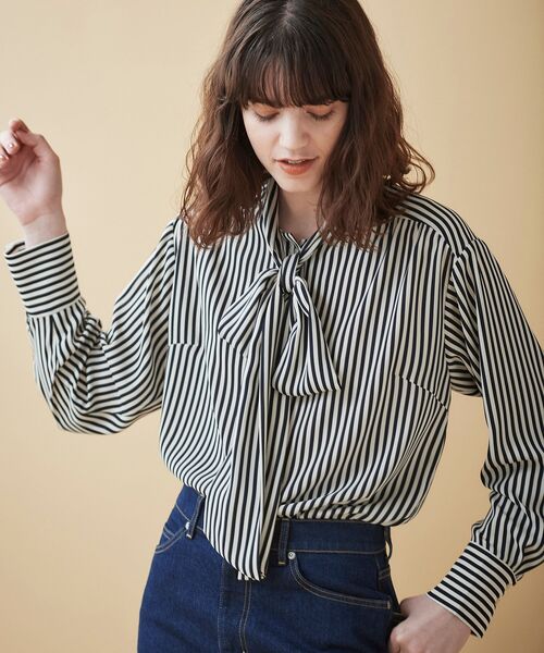 le.coeur blanc(ルクールブラン)の「ストライプボウタイブラウスⅡ(シャツ/ブラウス・レディース・ベージュ系その他2/ブルー系その他4・38)」の2枚目の写真