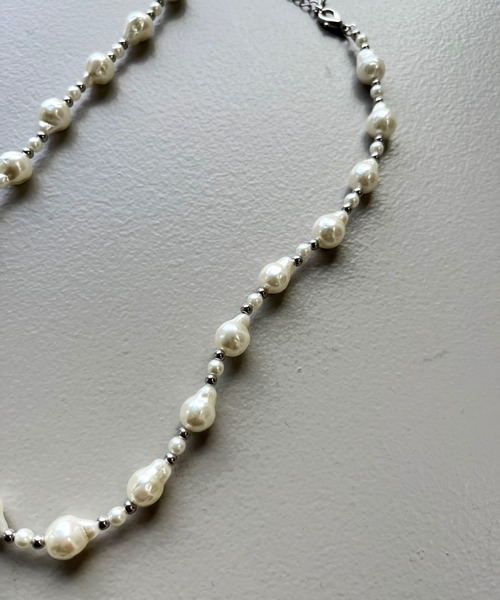 WHO'S WHO gallery（フーズフーギャラリー）の「パールデザインネックレス（ネックレス・レディース・オフホワイト・FREE）」の2枚目の写真