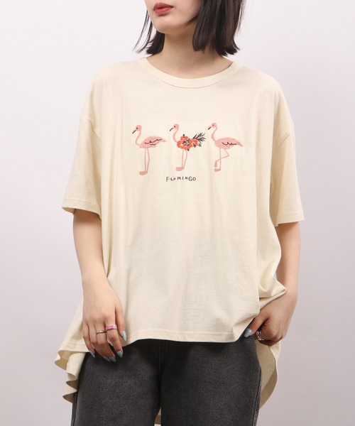 Emago(イマゴ)の「EMAGO フラミンゴ刺繍フレア半袖Tシャツ(Tシャツ/カットソー・レディース・パープル/アイボリー/ホワイト×イエロー・FREE)」の2枚目の写真