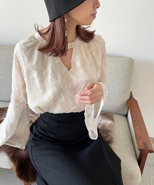 MAJESTIC LEGON(マジェスティックレゴン)の「【WEB限定/REVIVAL】classicフレアブラウス(シャツ/ブラウス・レディース・ホワイト系その他2/ブラック/アイボリー/ブラック系その他・MEDIUM)」の3枚目の写真