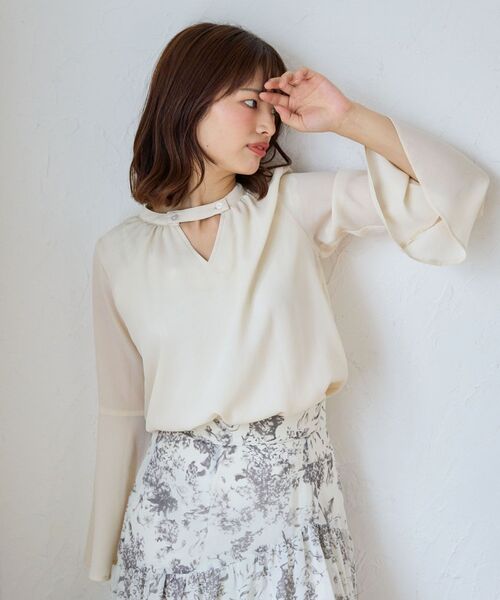 MAJESTIC LEGON(マジェスティックレゴン)の「【WEB限定/REVIVAL】classicフレアブラウス(シャツ/ブラウス・レディース・ホワイト系その他2/ブラック/アイボリー/ブラック系その他・MEDIUM)」の2枚目の写真