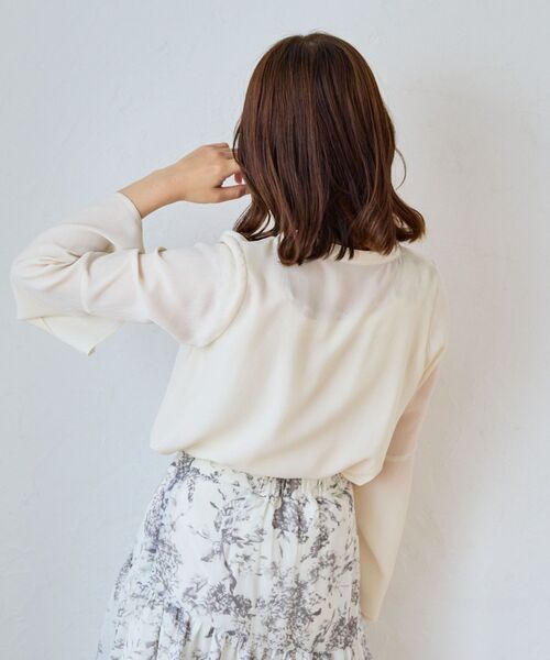 MAJESTIC LEGON(マジェスティックレゴン)の「【WEB限定/REVIVAL】classicフレアブラウス(シャツ/ブラウス・レディース・ホワイト系その他2/ブラック/アイボリー/ブラック系その他・MEDIUM)」の5枚目の写真