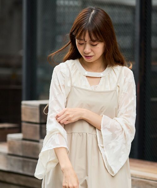 MAJESTIC LEGON(マジェスティックレゴン)の「【WEB限定/REVIVAL】classicフレアブラウス(シャツ/ブラウス・レディース・ホワイト系その他2/ブラック/アイボリー/ブラック系その他・MEDIUM)」の17枚目の写真