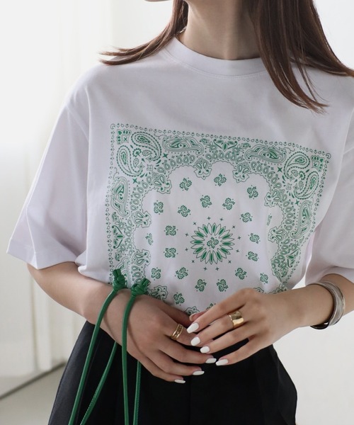 sakishimatokyo(サキシマトーキョー)の「アソートロゴ/箔/フロッキープリントTシャツ/カットソー(Tシャツ/カットソー・レディース・ホワイト系その他3/ホワイト/アイボリー/ブラック/ホワイト系その他2/ホワイト系その他4/オフホワイト/ブラック系その他/ホワイト系その他/チャコール/イエロー/シルバー/ゴールド/ホワイト系その他5/ブラック系その他2/ブルー/ベージュ/ベージュ系その他/ホワイト系その他6/ブラック系その他3・FREE)」の2枚目の写真