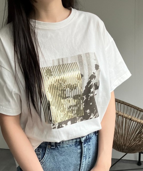 sakishimatokyo(サキシマトーキョー)の「アソートロゴ/箔/フロッキープリントTシャツ/カットソー(Tシャツ/カットソー・レディース・ホワイト系その他3/ホワイト/アイボリー/ブラック/ホワイト系その他2/ホワイト系その他4/オフホワイト/ブラック系その他/ホワイト系その他/チャコール/イエロー/シルバー/ゴールド/ホワイト系その他5/ブラック系その他2/ブルー/ベージュ/ベージュ系その他/ホワイト系その他6/ブラック系その他3・FREE)」の1枚目の写真