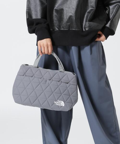 THE NORTH FACE（ザノースフェイス）の「THE NORTH FACE (ザ・ノース・フェイス）Geoface Box Tote ジオフェイスボックストート NM32355 【2026年入荷モデル】（トートバッグ・レディース・タン/ブラック/グレー/ホワイト/モスグリーン/アイボリー・F）」の4枚目の写真