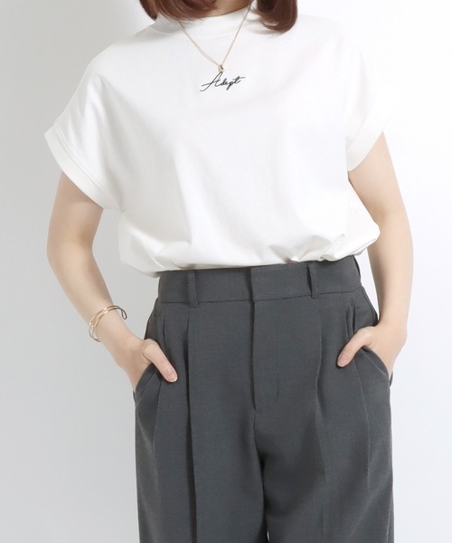 Salong hameu(サロン ハミュー)の「ワンポイントロゴ刺繍 フレンチスリーブ モックネック半袖Tシャツ レディース/カットソープルオーバー(Tシャツ/カットソー・レディース・ブラック/グレイッシュベージュ/オフホワイト・L/M)」の2枚目の写真