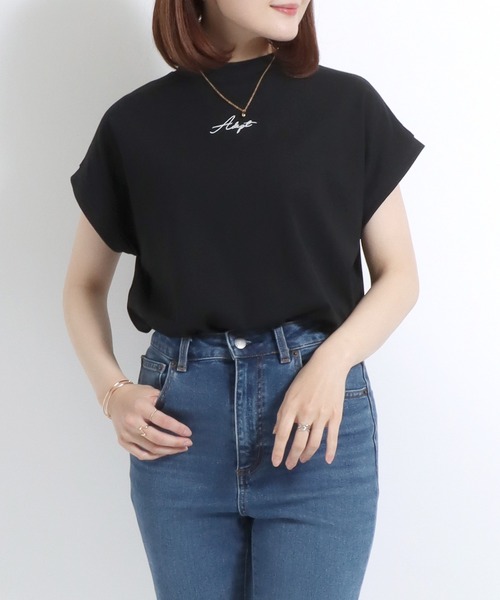 Salong hameu(サロン ハミュー)の「ワンポイントロゴ刺繍 フレンチスリーブ モックネック半袖Tシャツ レディース/カットソープルオーバー(Tシャツ/カットソー・レディース・ブラック/グレイッシュベージュ/オフホワイト・L/M)」の1枚目の写真