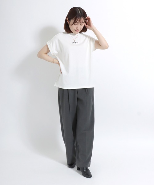 Salong hameu(サロン ハミュー)の「ワンポイントロゴ刺繍 フレンチスリーブ モックネック半袖Tシャツ レディース/カットソープルオーバー(Tシャツ/カットソー・レディース・ブラック/グレイッシュベージュ/オフホワイト・L/M)」の17枚目の写真