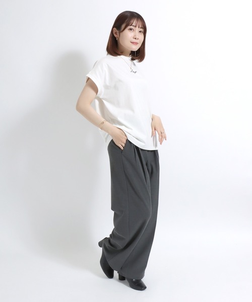 Salong hameu(サロン ハミュー)の「ワンポイントロゴ刺繍 フレンチスリーブ モックネック半袖Tシャツ レディース/カットソープルオーバー(Tシャツ/カットソー・レディース・ブラック/グレイッシュベージュ/オフホワイト・L/M)」の18枚目の写真