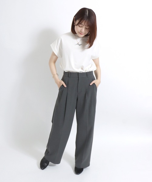 Salong hameu(サロン ハミュー)の「ワンポイントロゴ刺繍 フレンチスリーブ モックネック半袖Tシャツ レディース/カットソープルオーバー(Tシャツ/カットソー・レディース・ブラック/グレイッシュベージュ/オフホワイト・L/M)」の20枚目の写真