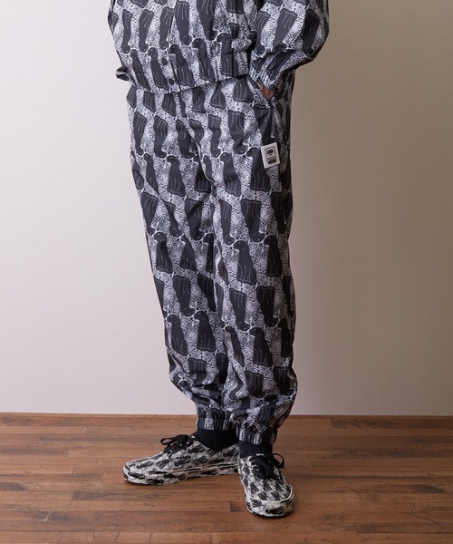 US VANS（ユーエスヴァンズ）の「ヴァンズ×オープニングセレモニー トラックパンツ US VANS x OPENING CEREMONY LEOPARD TRACK PANTS VN0A5FRQPQE（その他パンツ・メンズ・ブラック・X-SMALL/SMALL/MEDIUM/LARGE）」の5枚目の写真