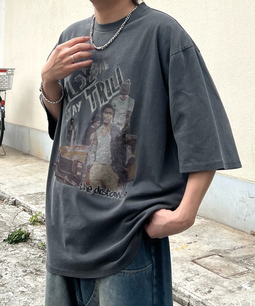 Confirm(コンファーム)の「ヴィンテージライク ピグメント加工 アメカジ風 レトロプリント アソートロックTシャツ カットソー ユニセックス【Confirm】(Tシャツ/カットソー・メンズ・グレー系その他3/グレー系その他4/グレー系その他5/グレー系その他6/グレー系その他7/ベージュ系その他2/ベージュ系その他3/ベージュ系その他4/ベージュ系その他5/ベージュ系その他6/ベージュ系その他7/グレー系その他2/グレー系/グレー系1/ベージュ系/ベージュ系1/グレー系その他/ベージュ系その他/ベージュ/チャコールグレー/ホワイト/ホワイト系その他/ホワイト系その他5/ホワイト系その他6/ホワイト系その他2/グレー系2・M/L/XL)」の14枚目の写真