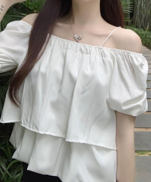 tolene(トレネ)の「2way オフショルダー ティアード ギャザー パフスリーブ シフォンブラウス(シャツ/ブラウス・レディース・ブラック/ホワイト・FREE)」の1枚目の写真