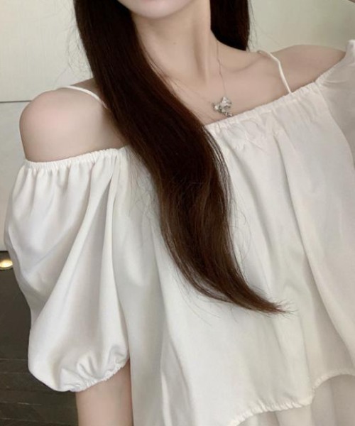 tolene(トレネ)の「2way オフショルダー ティアード ギャザー パフスリーブ シフォンブラウス(シャツ/ブラウス・レディース・ブラック/ホワイト・FREE)」の3枚目の写真