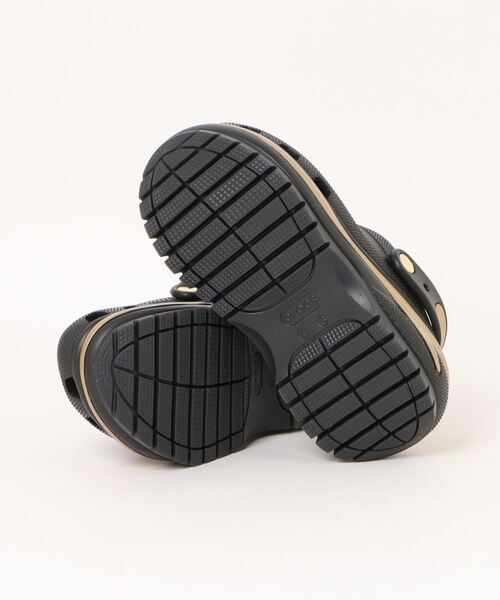 crocs（クロックス）の「クロックス メガ クラッシュ メタリック クロッグ / crocs Mega Crush Metallic Clog（サンダル・レディース・シルバー/ブラック・28cm/27cm/26cm/25cm/24cm/23cm/22cm/29cm）」の4枚目の写真