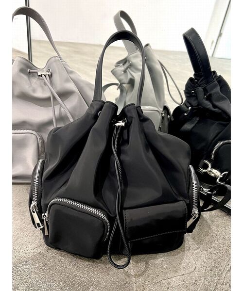 EMODA(エモダ)の「2WAYアウトポケットドローストリングバッグ(ハンドバッグ・レディース・ブラック/グレー・FREE)」の4枚目の写真