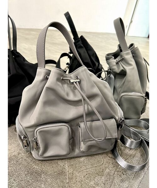 EMODA(エモダ)の「2WAYアウトポケットドローストリングバッグ(ハンドバッグ・レディース・ブラック/グレー・FREE)」の5枚目の写真