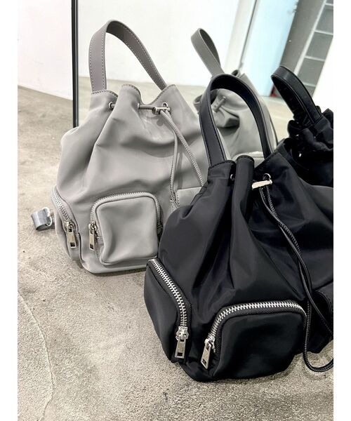 EMODA(エモダ)の「2WAYアウトポケットドローストリングバッグ(ハンドバッグ・レディース・ブラック/グレー・FREE)」の6枚目の写真