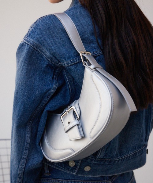 AZUL by moussy(アズールバイマウジー)の「バックルベルトハンドルバッグ(ハンドバッグ・レディース・ブラック/シルバー・FREE)」の1枚目の写真