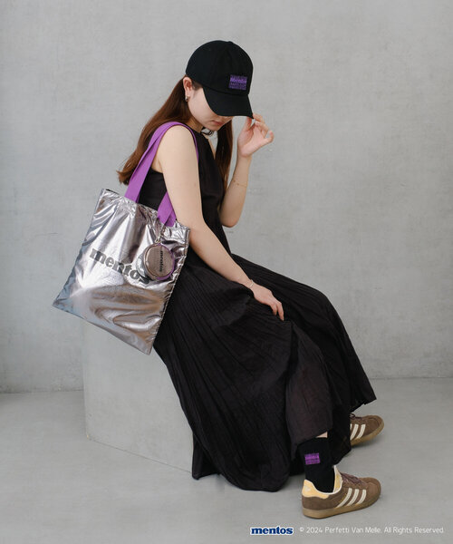 BIRTHDAY BAR(バースデイバー)の「【mentos メントス】メタリックトートバッグ(トートバッグ・レディース・シルバー/シルバー系その他・0)」の7枚目の写真