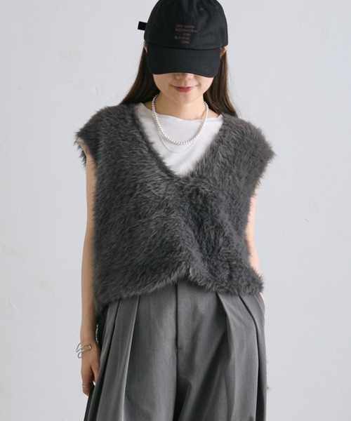 PUAL CE CIN（ピュアルセシン）の「シャギーニットチュニック丈Vネックベスト（ベスト・レディース・チャコールグレー/ベージュ・FREE）」の2枚目の写真