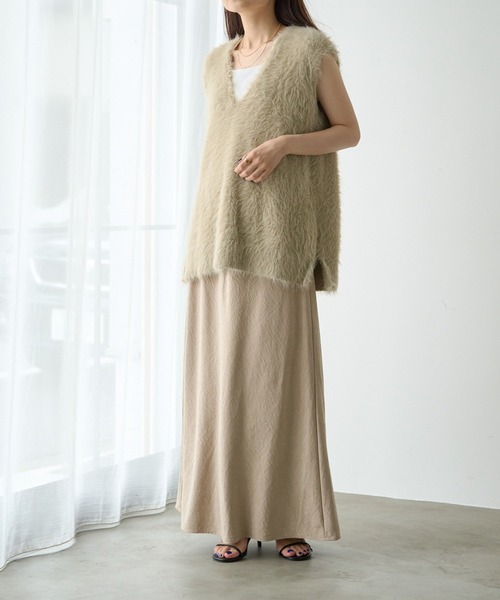 PUAL CE CIN（ピュアルセシン）の「シャギーニットチュニック丈Vネックベスト（ベスト・レディース・チャコールグレー/ベージュ・FREE）」の4枚目の写真