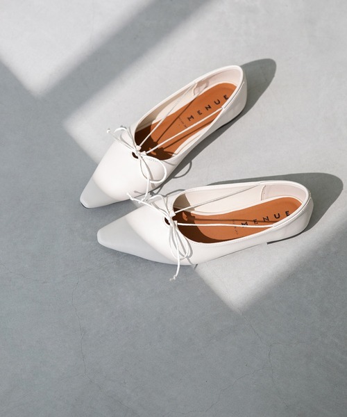 menue（メヌエ）の「ロングノーズ リボンパンプス（パンプス・レディース・アイボリー/ブラウン/ブラック・22.5cm/23.5cm/24.5cm/25.5cm/23.0cm/24.0cm/25.0cm/26.0cm/21.5cm/22.0cm）」の2枚目の写真