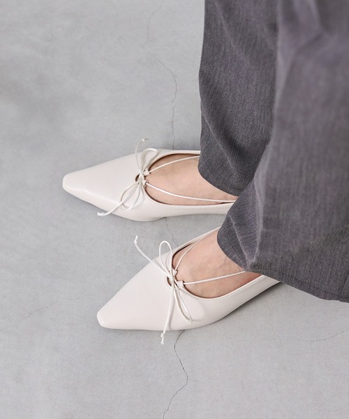 menue（メヌエ）の「ロングノーズ リボンパンプス（パンプス・レディース・アイボリー/ブラウン/ブラック・22.5cm/23.5cm/24.5cm/25.5cm/23.0cm/24.0cm/25.0cm/26.0cm/21.5cm/22.0cm）」の8枚目の写真