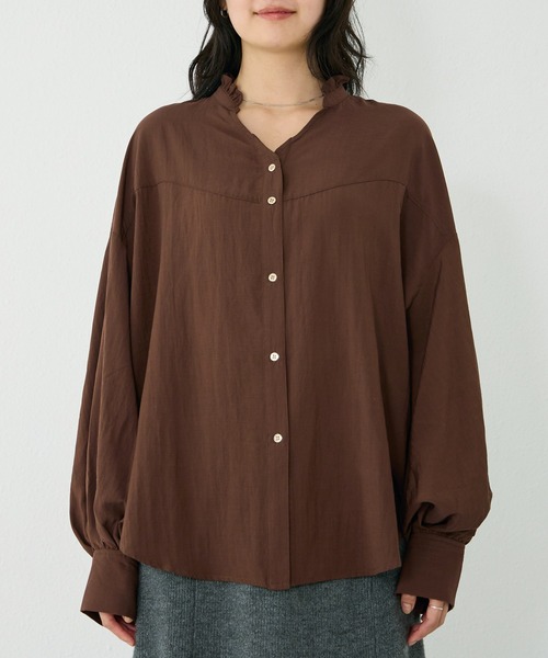 LAVEANGE(ラビアンジェ)の「【洗える】スタンドフリルカラーブラウス(シャツ/ブラウス・レディース・ブラウン/ブラック/オフホワイト・M/LL/3L/4L/5L)」の8枚目の写真