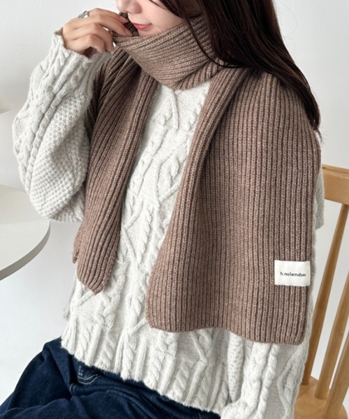 CLEA(クレア)の「リブニットショートマフラー(マフラー・レディース・ブルー/アイボリー/レッド/グレー/ブラウン/マスタード/ブラック/モカ/ベージュ・FREE)」の5枚目の写真