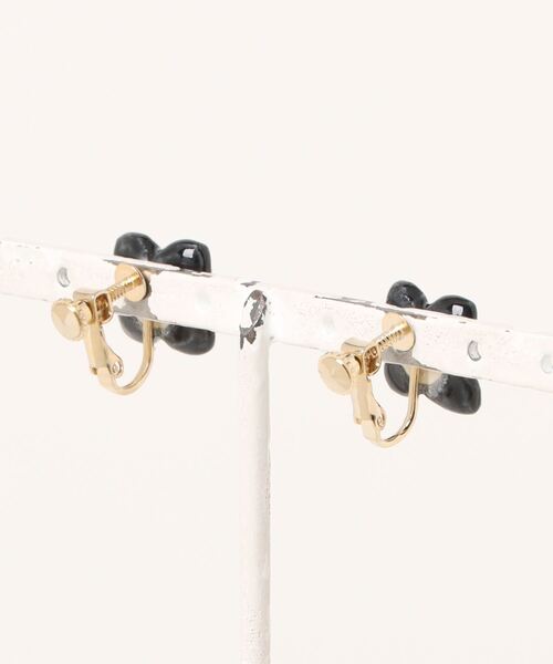 tone(トーン)の「【IRODORI】小さな花のearring(黒)(イヤリング・レディース・ブラック・FREE)」の2枚目の写真