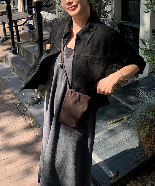Doula Doula(ドゥーラドゥーラ)の「スウェード風ジップアップジャケット(ブルゾン・レディース・ブラック/キャメル・FREE)」の4枚目の写真