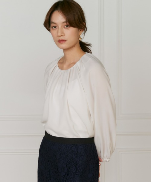 INED（イネド）の「《大きいサイズ》梨地ジョーゼット タックギャザーブラウス（シャツ/ブラウス・レディース・オフホワイト/アイボリー・13号/17号/15号）」の2枚目の写真