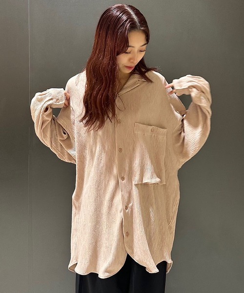 INTERPLAY（インタープレイ）の「【INTERPLAY】Open Collar Over Size Shirt【4：Pleated Wave】(UNISEX)（Tシャツ/カットソー・メンズ・アイボリー/ブラック/スモークピンク・FREE）」の4枚目の写真