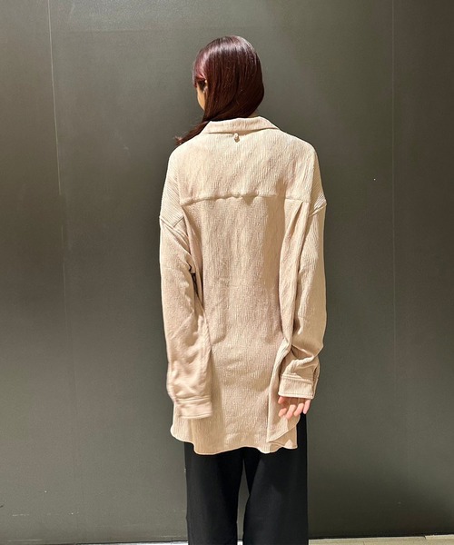 INTERPLAY（インタープレイ）の「【INTERPLAY】Open Collar Over Size Shirt【4：Pleated Wave】(UNISEX)（Tシャツ/カットソー・メンズ・アイボリー/ブラック/スモークピンク・FREE）」の6枚目の写真