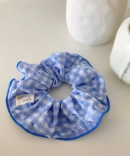 TONE SELECT GOODS（トーンセレクトグッズ）の「【urge select】ギンガムチェック ハート刺繍 シュシュ（シュシュ・レディース・ブルー/イエロー/レッド/ピンク/ブラック・FREE）」の2枚目の写真