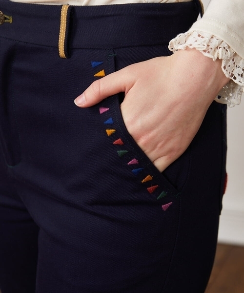 Jocomomola(ホコモモラ)の「Bandera 刺繍ツイルストレッチパンツ(その他パンツ・レディース・サンドベージュ/ネイビー・40/42)」の6枚目の写真