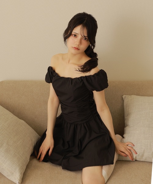 M DOLLY(エムドリー)の「cotton flare mini dress/オフショルダーシャーリングフレアミニドレス(ワンピース・レディース・ホワイト/ブラック・S/M)」の9枚目の写真