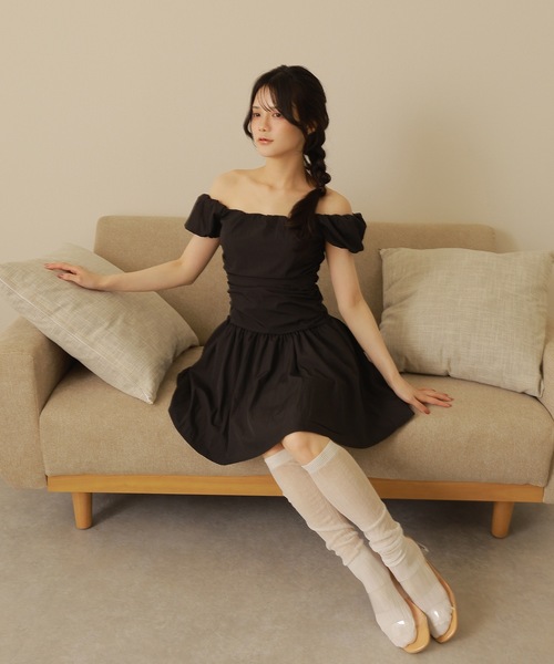 M DOLLY(エムドリー)の「cotton flare mini dress/オフショルダーシャーリングフレアミニドレス(ワンピース・レディース・ホワイト/ブラック・S/M)」の14枚目の写真