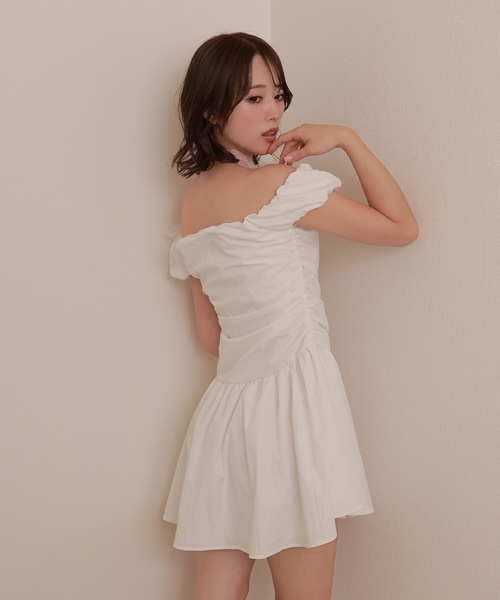 M DOLLY(エムドリー)の「cotton flare mini dress/オフショルダーシャーリングフレアミニドレス(ワンピース・レディース・ホワイト/ブラック・S/M)」の3枚目の写真