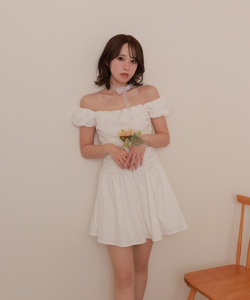 M DOLLY(エムドリー)の「cotton flare mini dress/オフショルダーシャーリングフレアミニドレス(ワンピース・レディース・ホワイト/ブラック・S/M)」の4枚目の写真