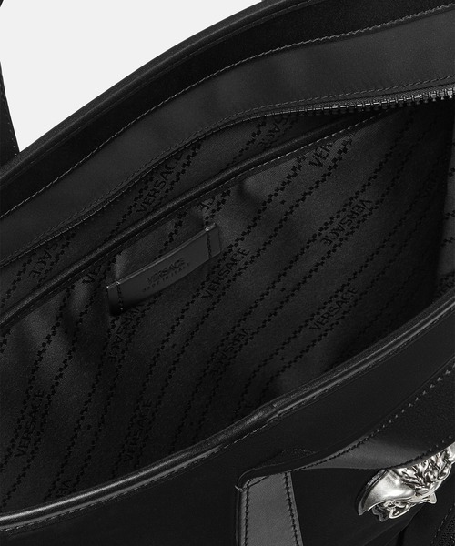 VERSACE（ヴェルサーチ）の「ナイロン トート バッグ ラ メドゥーサ（トートバッグ・メンズ・ブラック・ONE SIZE）」の2枚目の写真