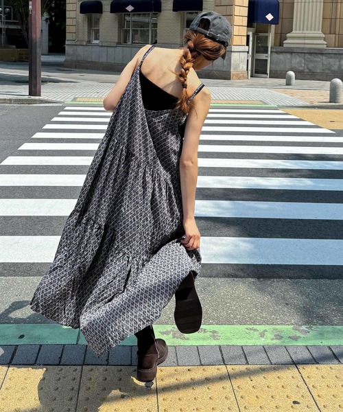 CANAL JEAN（キャナルジーン）の「El mar　柄ティアードキャミワンピース（ワンピース・レディース・ブラック・ONE SIZE）」の3枚目の写真