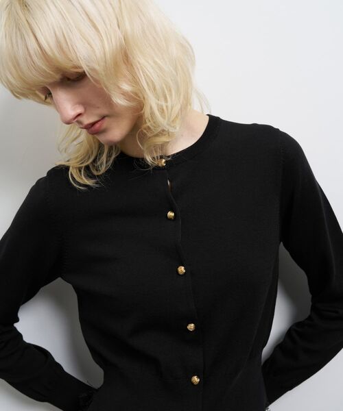 LANVIN en Bleu(ランバンオンブルー)の「メタルボタンベーシックカーディガン(ニット/セーター・レディース・オフホワイト/ブラック/オレンジ/ブラウン/ブルー・38)」の1枚目の写真